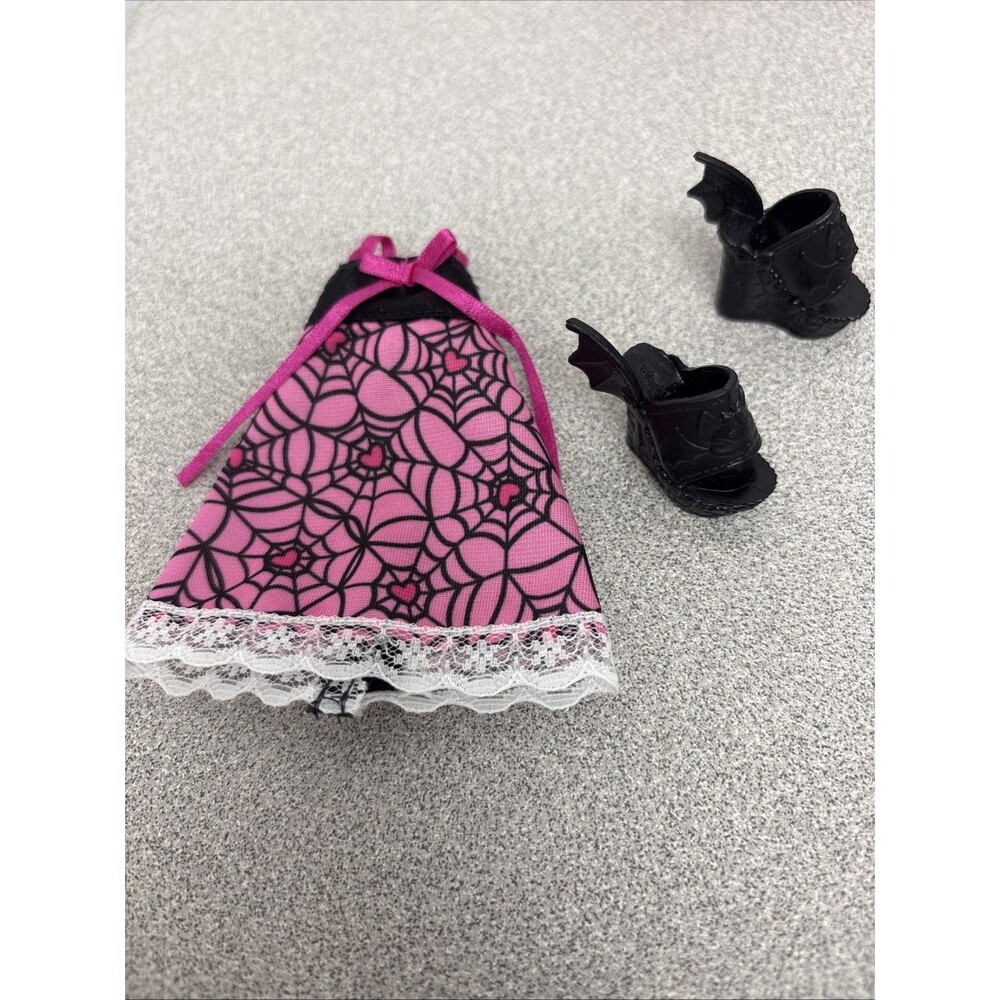 Monster High G3 Draculaura Buried Secrets Cozy Creepover Nightgown, Accessories - Picture 3 of 7